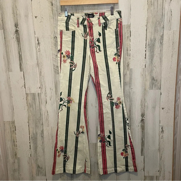 Urban Outfitters BDG Printed Floral Flare Jeans- Size 28 - Picture 3 of 7